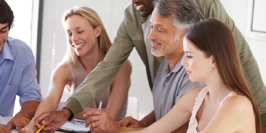 6 Different AA Meetings and How to Choose Yours 5 people having a meeting