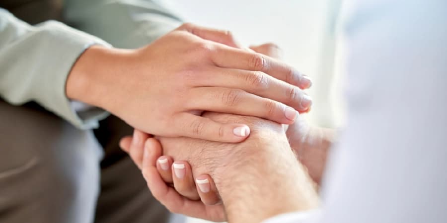 6 Gratitude Habits to Strengthen Your Daily AA Recovery 2 people showing a way of gratitude